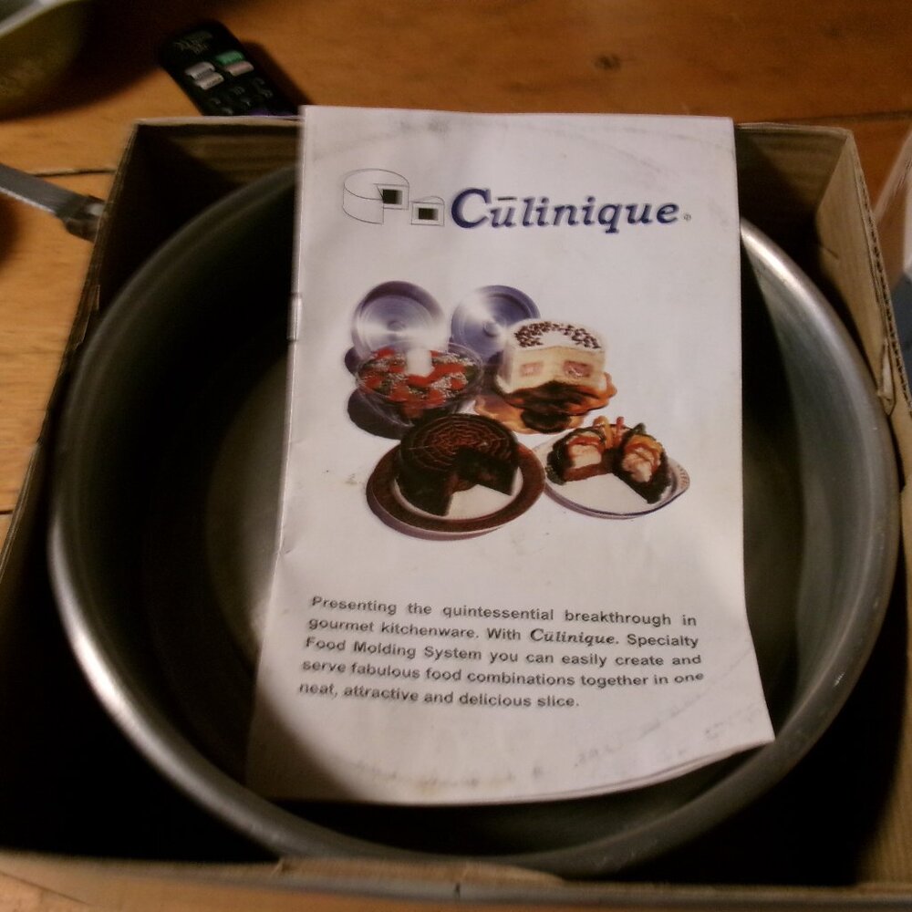 Vtg 2 pc cake mold Culinque 9 in by 2.5 each mold heavy cast aluminum mint